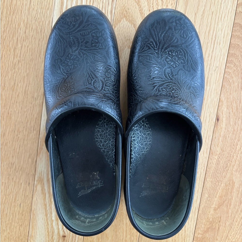 🌺Dansko Black (39) Floral Embossed Clogs🌺